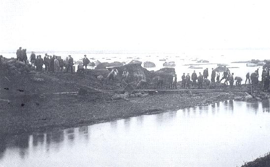 Sandbagging during the 1910 floods