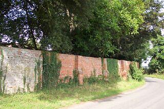 Hanthorpe House wall